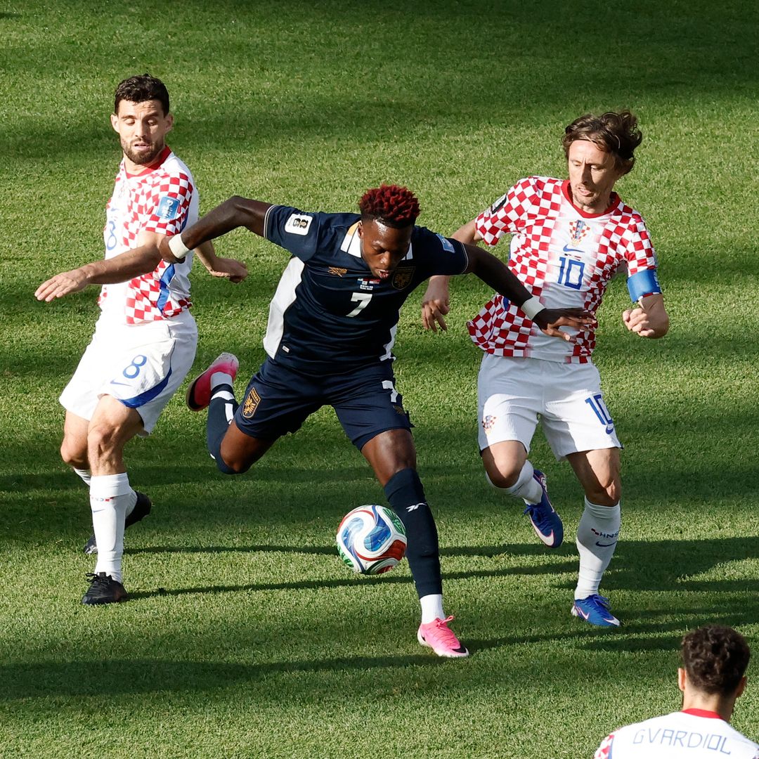 José Luis Rodríguez de Panamá en acción con Mateo Kovacic y Luka Modric de Croacia. Foto: Reuters